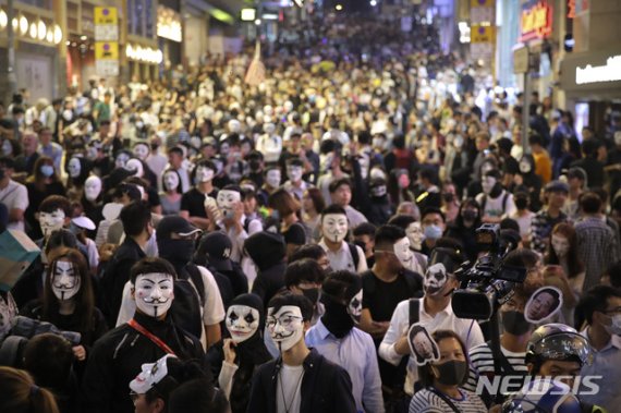【홍콩=AP/뉴시스】핼러윈인 31일 복면금지법이 시행 중인 홍콩에서 반중 시위대가 가면을 쓴 채 모인 모습. 2019.10.31.