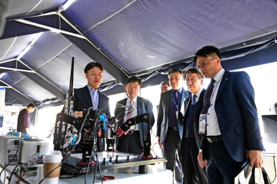 '제1회 KETFA 2019'에서 주요 관람객들이 한국전기연구원의 '포터블 가공로봇' 시제품을 보고 있다. 한국전기연구원 제공