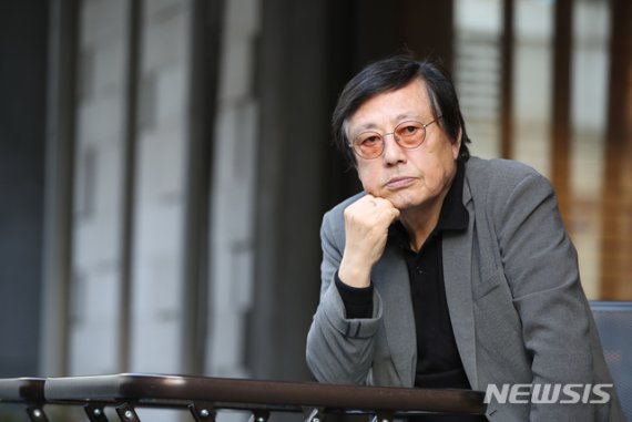 【서울=뉴시스】조수정 기자 = 다큐멘터리 영화 '한국영화 위대한 100년'을 제작한 '낙타는 따로 울지 않는다' 이석기 감독이 24일 영화의 메카로 불리던 서울 충무로에서 인터뷰 하고 있다. 소위 '잘 나가는' 배우들을 호령하는 그가 충무로 거리에서 촬영한 한 영화에 배우로 나섰던 일화를 이야기한다. "내가 NG를 일곱번이나 냈어요" 2019.10.25. chocrystal@newsis.com