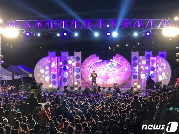 1일 전북 전주시 남부시장에서 많은 시민과 관광객이 참석한 가운데 야시장 개장 5주년 기념행사가 열리고 있다.(전주시 제공)2019.11.1/뉴스1 © News1 김춘상 기자