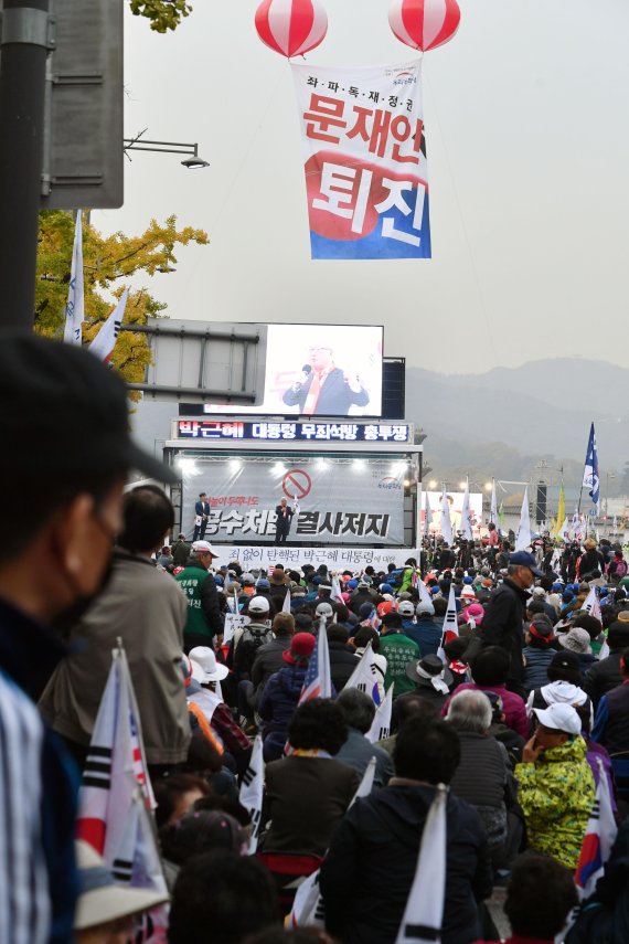 주말인 2일 오후 서울 세종대로 광화문광장에서 문재인 대통령 하야를 외치는 보수단체 집회가 열리고 있다. /사진=서동일 기자
