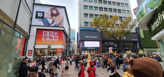 [르포] 코리아세일페스타..쇼핑1번지 명동거리 북적, 백화점은 '글쎄'