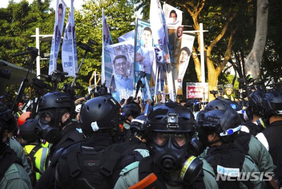 홍콩 도심서 '시위대-경찰' 격전…구의원 선거 후보도 체포