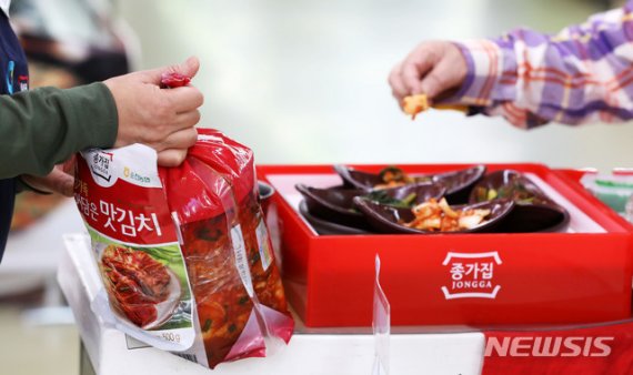 【서울=뉴시스】홍효식 기자 = 잇따른 가을 태풍으로 김장철을 앞두고 배춧값이 급등하자 포장김치가 각광받고 있는 가운데 24일 오후 서울 한 대형마트에서 관계자가 포장김치를 홍보하고 있다. 2019.10.24. yesphoto@newsis.com
