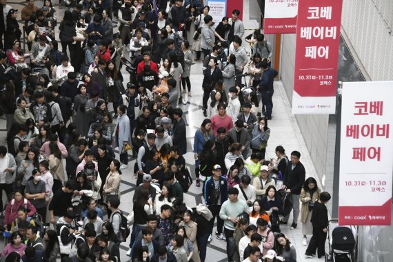 요일인 3일 서울 삼성동 코엑스에서 열린 임신, 출산, 육아에 대한 정보와 육아용품을 싸게 구매할 수 있는 '코베베이비페어'를 찾은 시민들이 길게 줄서 있다. 사진=박범준 기자