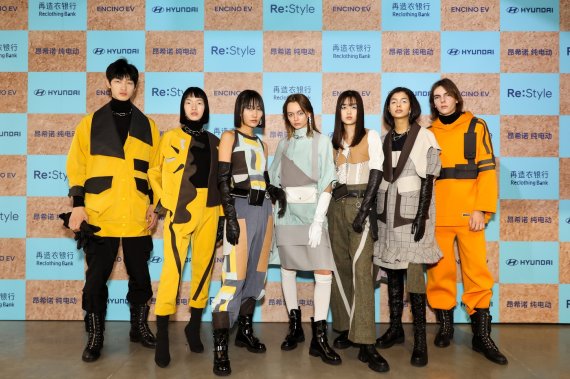 지난 1일 현대모터스튜디오 베이징에서 패션모델들이 현대자동차와 중국 친환경 패션 브랜드 ‘리클로딩 뱅크’가 공동 제작한 자동차 시트가죽 업사이클링 의상을 선보이고 있는 모습. (현대차 제공)© 뉴스1