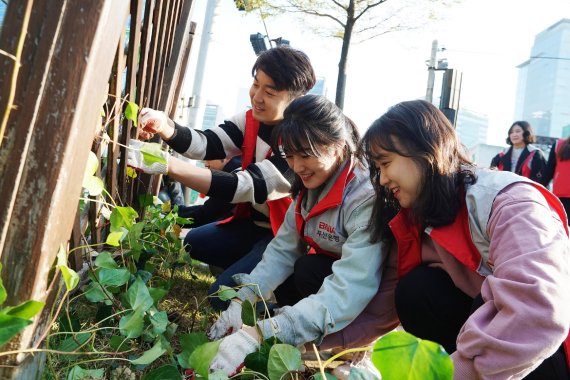 BNK부산은행 '공원의 친구 되는 날' 봉사활동