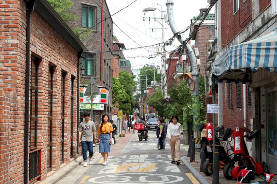 서울 성동구는 70~80년대 도시 주택을 대표하는 붉은 벽돌 건축물을 보전하는 도시재생사업을 하고 있다. 사진은 도시재생사업지로 선정된 성수동1가 685-580일대 성동구 제공