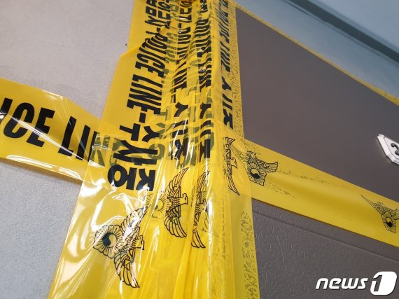 3일 오전 서울 성북구 성북동의 다가구주택에서 일가족 4명이 숨진 채 발견됐다. 사진은 폴리스라인이 설치된 현관문. 성북경찰서는 2일 오후 성북동의 한 다가구 주택에서 숨져있는 70대 여성과 40대 여성 3명 등을 발견해 수사하고 있다고 밝혔다. 2019.11.3/뉴스1 © News1 황덕현 기자