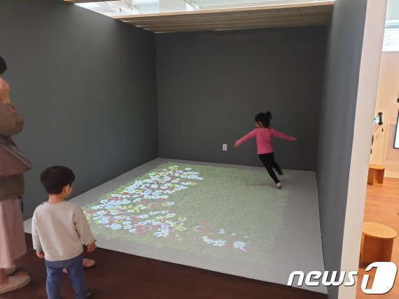 양승수 작가의 인터랙티브작품인 '그린 필드' 위에서 뛰어노는 어린이 관객.© 뉴스1 이기림 기자