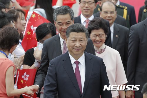 【홍콩=AP/뉴시스】시진핑 중국 국가주석이 지난 2017년 6월 29일 홍콩반환 20주년 축하행사에 참석하기 위해 홍콩 공항에 도착해 걸어가고 있다. 그 뒤로 렁춘잉 당시 홍콩행정장관과 캐리 람 당시 행정장관 당선자가 따르고 있다.