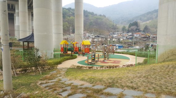 부산울산선 원리2교 하부 주민행복쉼터 /사진=한국도로공사 제공