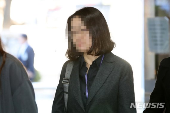 골관절염 유전자 치료제 '인보사케이주'(인보사)의 허가를 받기 위해 성분을 속인 혐의를 받고 있는 코오롱생명과학 김모 상무가 구속 전 피의자심문(영장실질심사)을 받기 위해 4일 오전 서울 서초구 서울중앙지법으로 출석하고 있다./사진=뉴시스