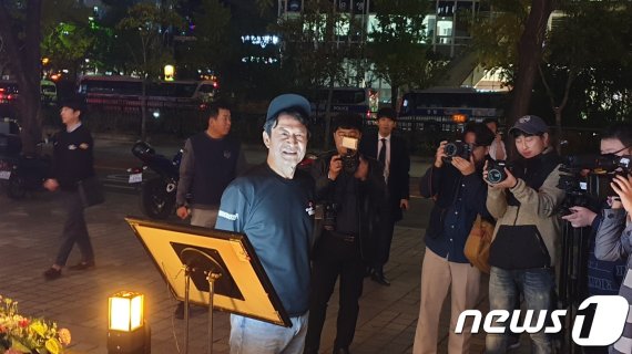 29일 BBQ 종로본점에서 열린 일일점장 이벤트에 참여한 배우 김응수./ © 뉴스1