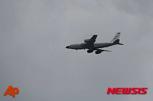 【오키나와=AP/뉴시스】가데나 기지에 착륙하고 있는 RC-135-S 코브라볼.