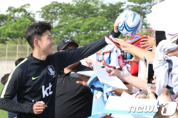 한국 축구의 대들보 손흥민이 정신적 고통을 겪고 있다. 동료들과 팬들의 위로가 필요하다. © News1