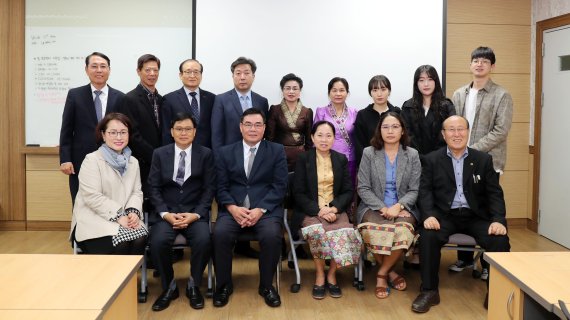 라오스 비엔티엔 주 한국 방문단이 지난 4일 경남대를 찾아 의료교육기관 간 친선교류를 통한 우호 증진 및 의료 발전을 위한 협력 방안을 모색했다./사진=경남대