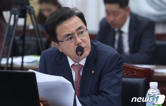 '친박' 김태흠 "3선 이상 의원 용퇴 혹은.." 폭격