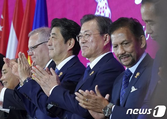 문재인 대통령이 4일(현지시간) 태국 방콕 임팩트 포럼에서 열린 역내포괄적경제동반자협정(RCEP) 정상회의에 참석해 아베 신조 일본 총리 및 각 국 정상들과 기념촬영을 한 후 박수를 치고 있다. (청와대 제공) 2019.11.5/뉴스1