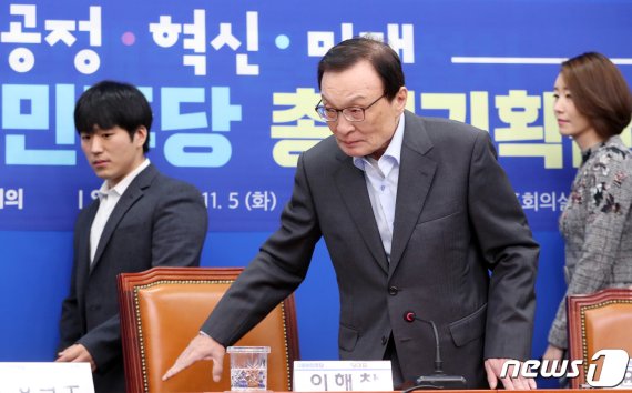 지난 2020 총선을 앞두고 더불어민주당의 제1차 총선기획단 회의에 참석한 황희두(왼쪽) 노무현재단 이사.