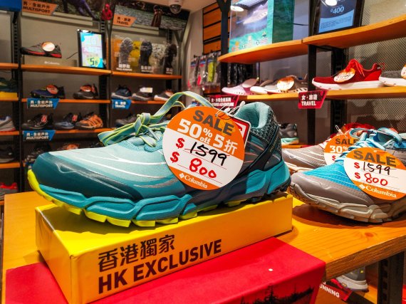 HONG KONG, Aug. 29, 2019 (Xinhua) -- Photo taken on Aug. 24, 2019 shows discounted shoes at a department store in Causeway Bay of Hong Kong, south China. (Xinhua/Liu Dawei) /뉴시스/XINHUA