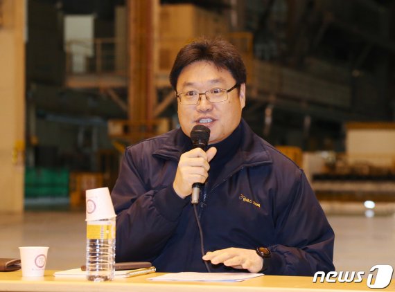 5일 전북 군산시 명신 군산공장에서 이태규 명신 대표가 기자간담회를 열고 인사말을 하고 있다.(전북도 제공) 2019.11.5 /© News1