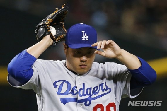 【피닉스=AP/뉴시스】LA 다저스 선발 류현진이 29일(현지시간) 미 애리조나주 피닉스의 체이스필드에서 열린 2019 메이저리그 애리조나 다이아몬드백스와의 원정 경기에서 4회 말 4실점한 후 마운드에서 숨을 고르고 있다. 류현진은 4⅔이닝 동안 4K 10피안타 7실점 하며 5회 2사 후 아담 콜라렉과 교체됐으며 시즌 평균자책점은 2.00에서 2.35로 올랐다. 다저스는 5-11로 패했다. 2019.08.30.