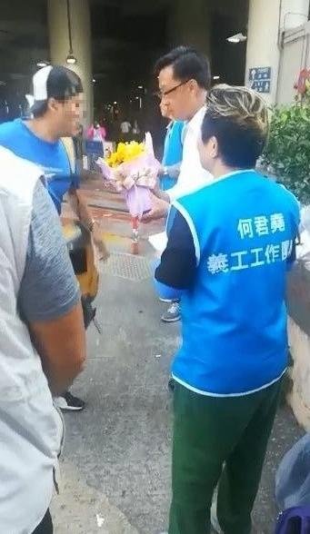 홍콩 친중파 허쥔야오 입법회 의원(오른쪽)이 6일 오전 도심에서 흉기 습격을 당해 부상을 입었다. 현지 언론이 공개한 호 의원이 공격받는 모습이 담긴 사진. /사진=뉴시스