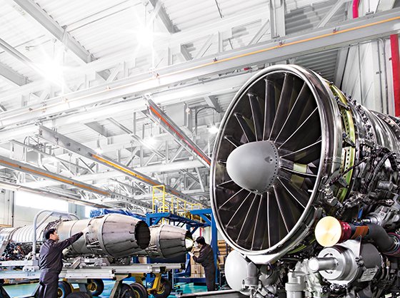 경남 창원에 위치한 한화에어로스페이스 공장에서 직원들이 항공 엔진 관련 부품들을 제작하고 있다. 뉴시스