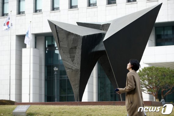 6일 서울 서초구 대검찰청에 정의·질서·평화를 상징하는 조형물이 설치돼있다. 2019.11.6/뉴스1 © News1 안은나 기자
