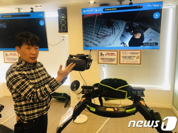 박지상 리앤팍스 본부장이 트레드밀형 VR 시뮬레이터 '버툭스옴니'의 기능을 설명하고 있다.© 뉴스1