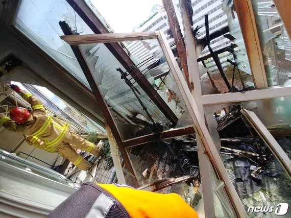 7일 오전 10시15분쯤 부산 사하구 다대동의 한 19층짜리 아파트 14층에서 가스폭발로 인한 화재가 발생했다. 주거지 내부가 아수라장으로 변한 모습.(부산지방경찰청 제공)© 뉴스1
