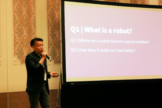 노진서 LG전자 로봇사업센터장 전무가 7일 마카오에 있는 콘래드 호텔에서 열린 ‘LG ROS(LG Robot Seminar)’에서 로봇사업의 비전과 전략을 소개하고 있다. 사진=LG전자 제공