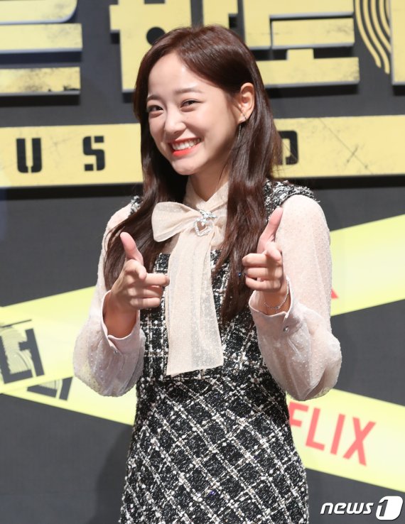 구구단 김세정이 8일 오전 서울 신사동 CGV 압구정점에서 열린 넷플릭스 '범인은 바로 너!' 시즌2 제작발표회에 참석해 포즈를 취하고 있다. 2019.11.8/뉴스1 © News1 권현진 기자