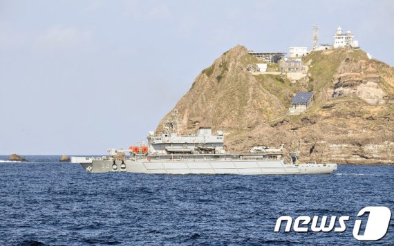 독도 해역 소방헬기 추락 현장 수색 중인 해군 광양함. (뉴스1 DB) © News1