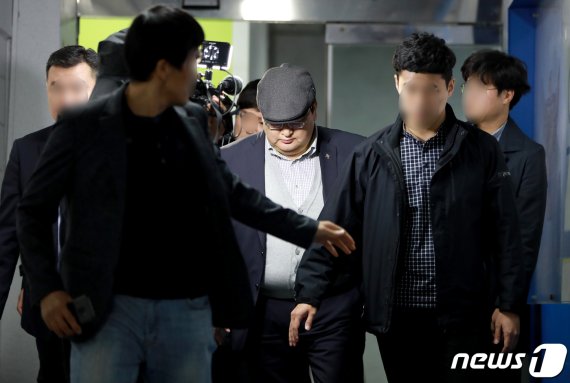 오드바야르 도르지(52·ODBAYAR Dorj)몽골 헌법재판소장이 7일 오후 인천지방경챁청에서 조사를 받은 후 경찰청을 나서고 있다. 도르지 몽골 헌재소장은 지난 10월31일 오후 8시 5분께 대한항공 여객기 내에서 여승무원을 성추행한 혐의를 받고 있다. 2019.11.7 /뉴스1 © News1 정진욱 기자