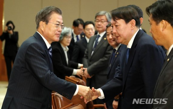 윤석열 복귀에 文 겨눈 野 "굿판 끝났다. 이제.."