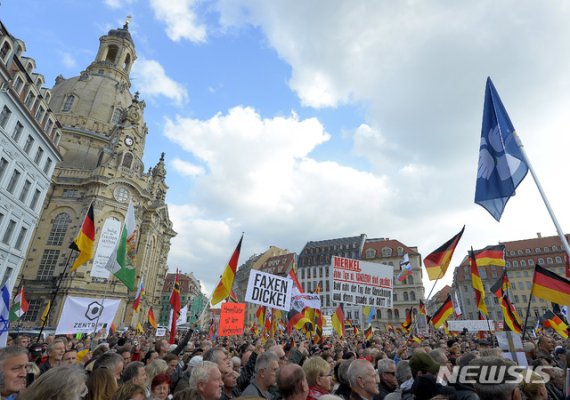 【드레스덴(독일)=AP/뉴시스】독일 작센주의 주도인 드레스덴 시의회는 1일(현지시간) '나치 비상사태'를 선포하고 나섰다. 드레스덴은 반(反)이슬람 극우단체인 '페기다(PEGIDA)'가 조직된 지역으로 오랫동안 극우 집단의 마지막 보루로 여겨졌다. 사진은 2018년 드레스덴에서 열린 페기다 반대 시위. 2019.11.03.