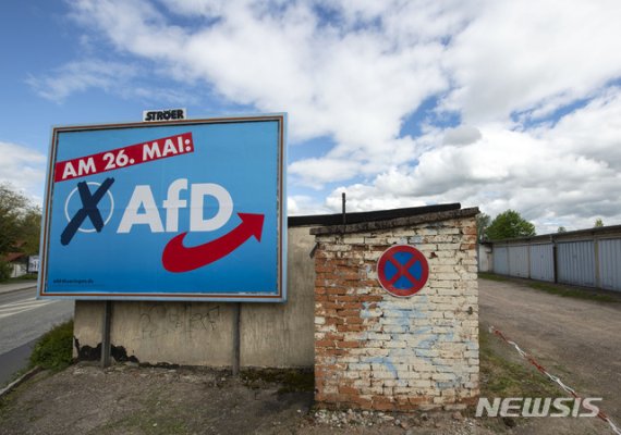 【에르푸르트=AP/뉴시스】 독일 에르푸르트의 한 마을에 독일 극우 정당 '독일을 위한 대안(AfD)'의 포스터가 걸려있다. AfD은 이번 유럽의회 선거에서 5년 전(7.1%)보다 3.9%포인트 높은 11%를 득표했다. 2019.05.28.