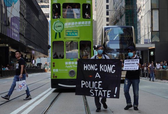 홍콩 대학생 사망에 시민들, 피의 복수 외쳐