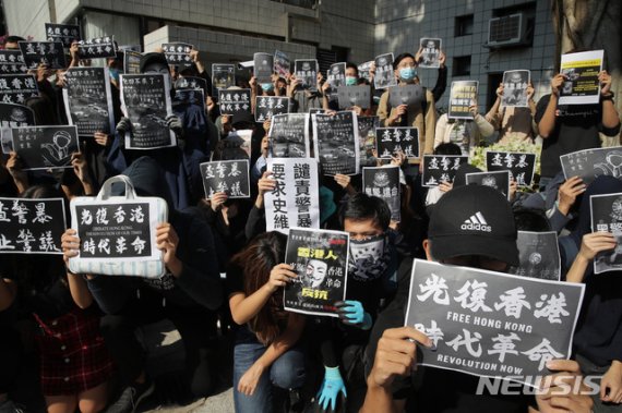 시위 중 추락 홍콩대학생 사망…모교서 진상규명 시위