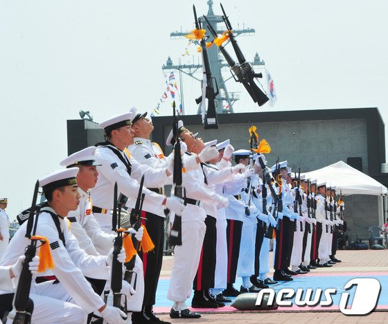 1일 제주 서귀포 제주해군기지에서 '네이비 위크 인 제주(Navy Week in Jeju)' 행사가 열리고 있다. 해군은 이날 행사에서 이지스함 등 군 장비를 일반인에게 공개했다.2016.6.1/뉴스1 © News1 이석형 기자