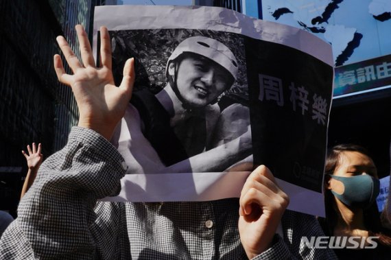 홍콩 대학생 사망에 모교서 학생들 총장 공관·시설물 파손