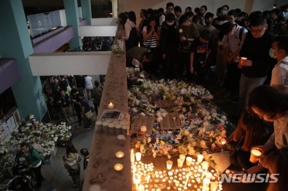 홍콩 9개 구역서 시위 사망 대학생 추모 '촛불집회' 열려