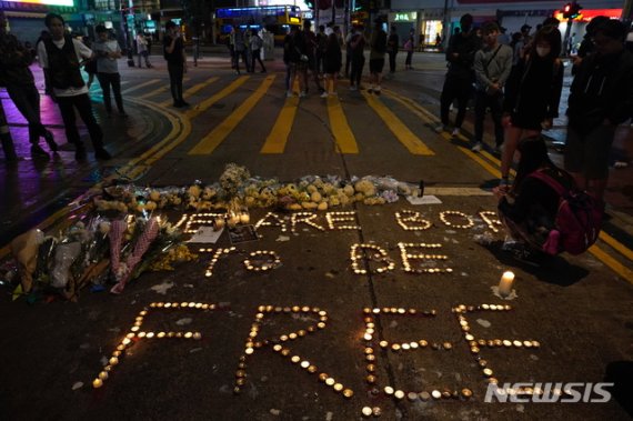 홍콩 9개 구역서 시위 사망 대학생 추모 '촛불집회' 열려