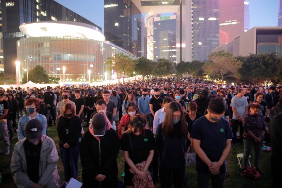 9일 오후 홍콩 도심에서 수많은 시민들이 경찰이 쏜 최루탄을 피하려다 추락해 사망한 홍콩과학기술대 22세 대학생을 추모하고 있다. /사진=뉴시스