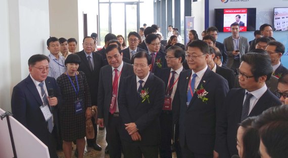 베트남 중부 꽝남성 타코자동차 이벤트홀에서 지난 9일 열린 '한국-베트남 투자기술협력 포럼'에 참석한 찡딩중 베트남 부총리와 주형철 신남방정책특위 위원장(앞줄 왼쪽 네번째부터)이 관계자들과 함께 스타트업 쇼케이스를 둘러보고 있다.사진=최경식 기자