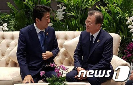 문재인 대통령과 아베 신조 일본 총리가 지난 11월 4일 오전 태국 방콕 임팩트 포럼에서 아세안+3 정상회의에 앞서 환담하고 있다. (청와대 제공) 2019.11.4/뉴스1