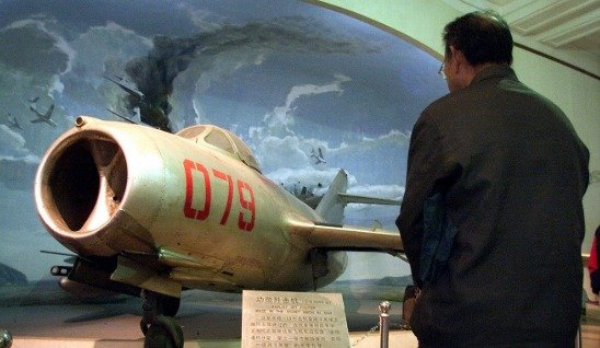 한국전 당시 중국 공군의 주력기종이었던 미그-15 전투기 - SCMP 갈무리