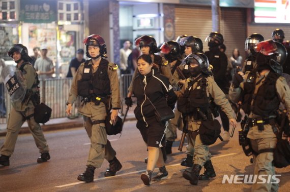 [영상] 홍콩 무장경찰, 임산부 눈에 최루액 뿌리고 제압